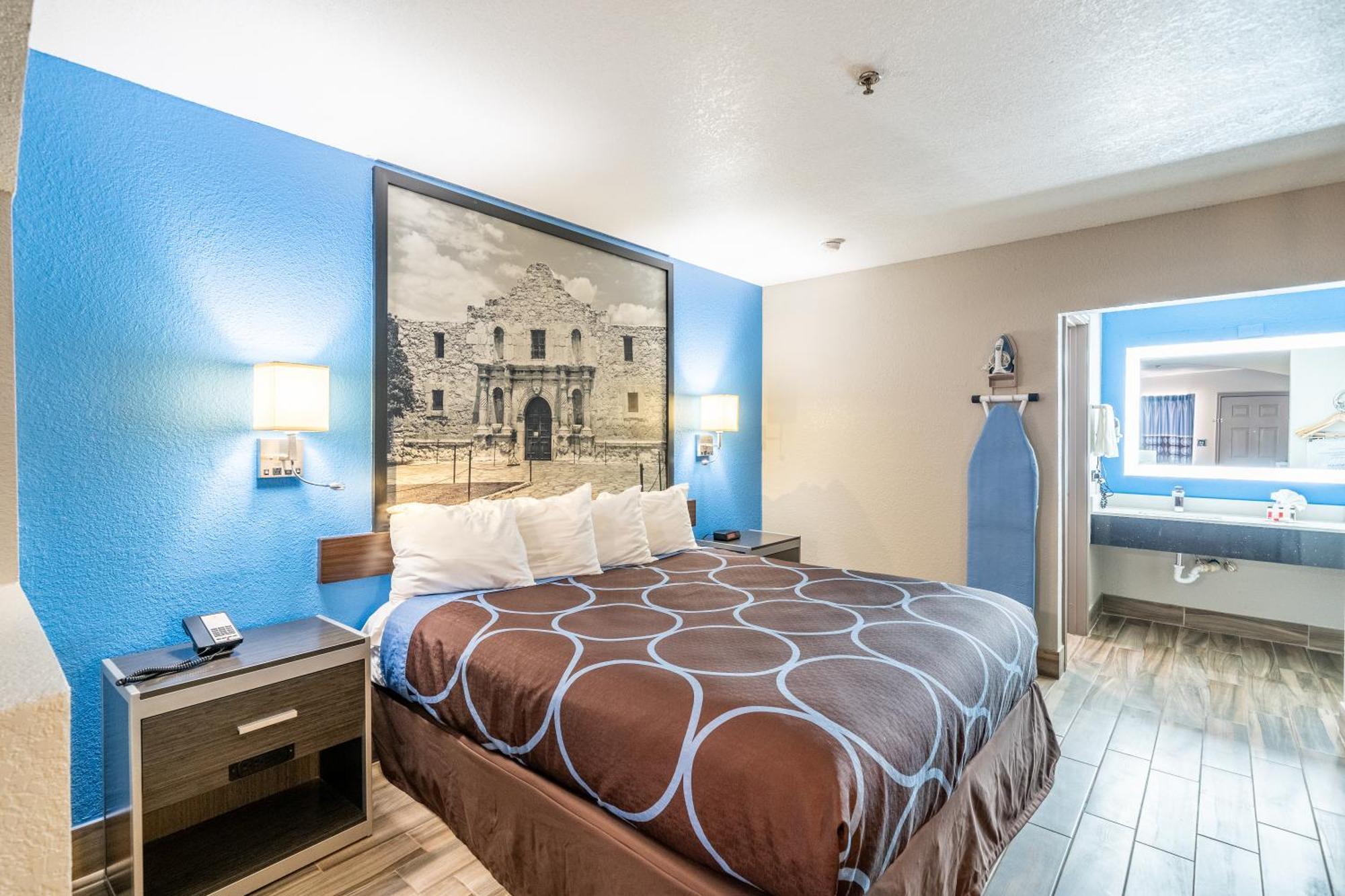 Super 8 By Wyndham San Antonio/Riverwalk Area Exterior photo