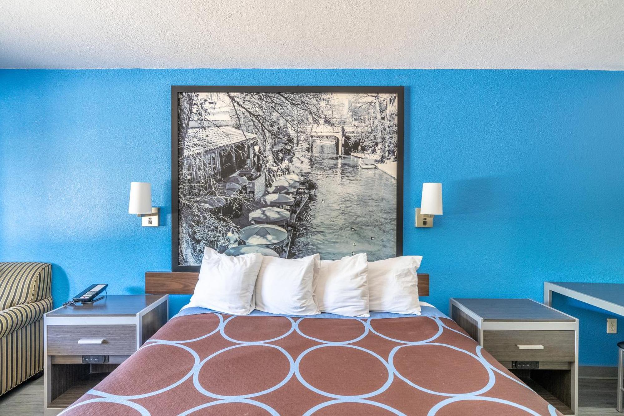 Super 8 By Wyndham San Antonio/Riverwalk Area Exterior photo