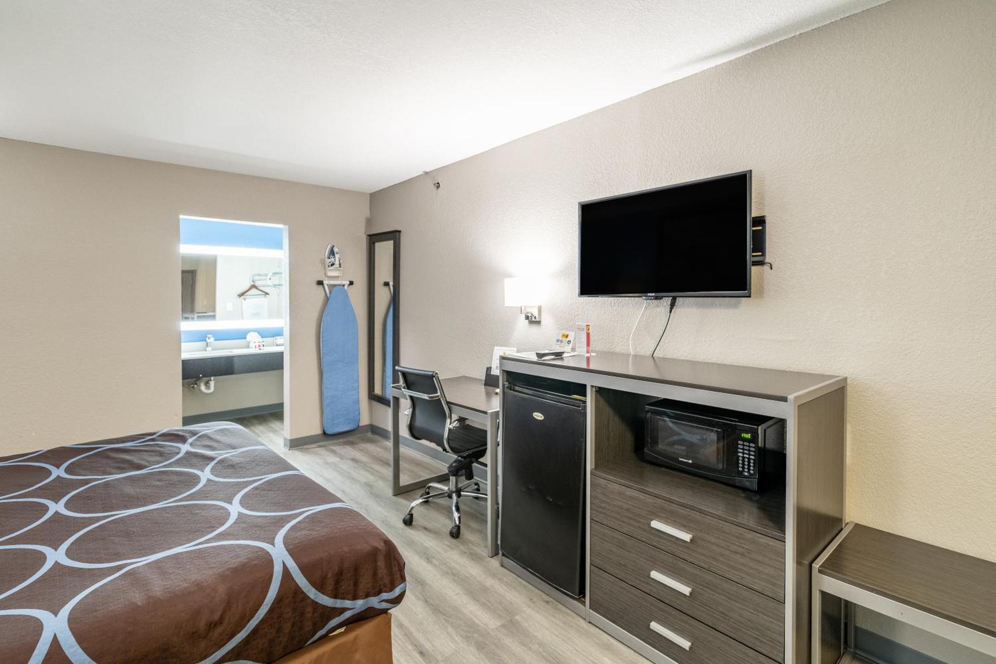 Super 8 By Wyndham San Antonio/Riverwalk Area Exterior photo