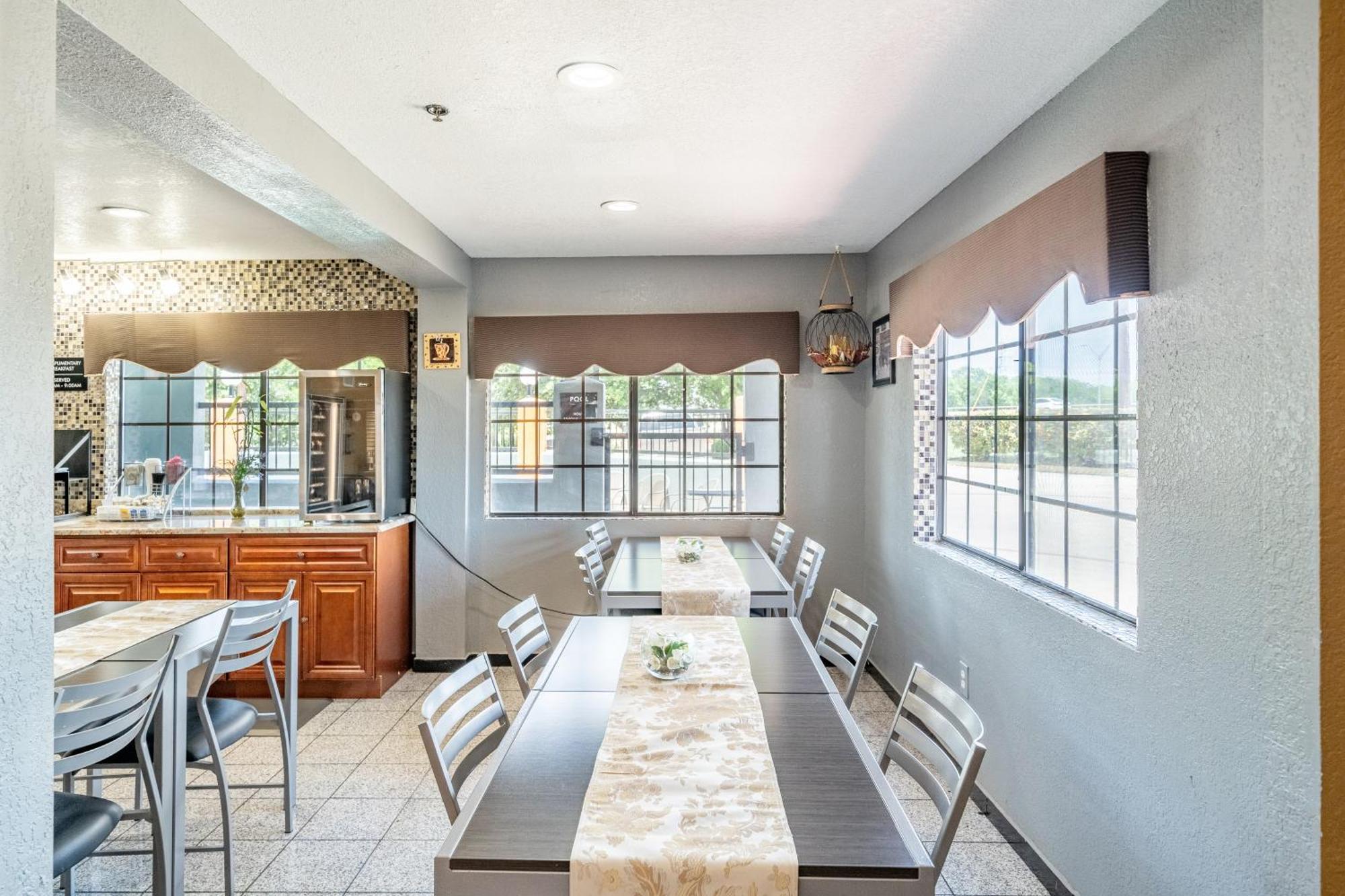 Super 8 By Wyndham San Antonio/Riverwalk Area Exterior photo