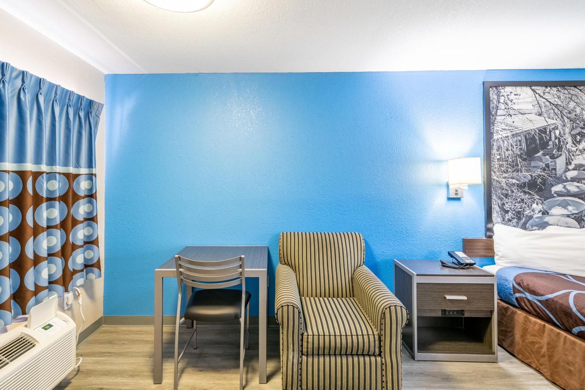 Super 8 By Wyndham San Antonio/Riverwalk Area Exterior photo