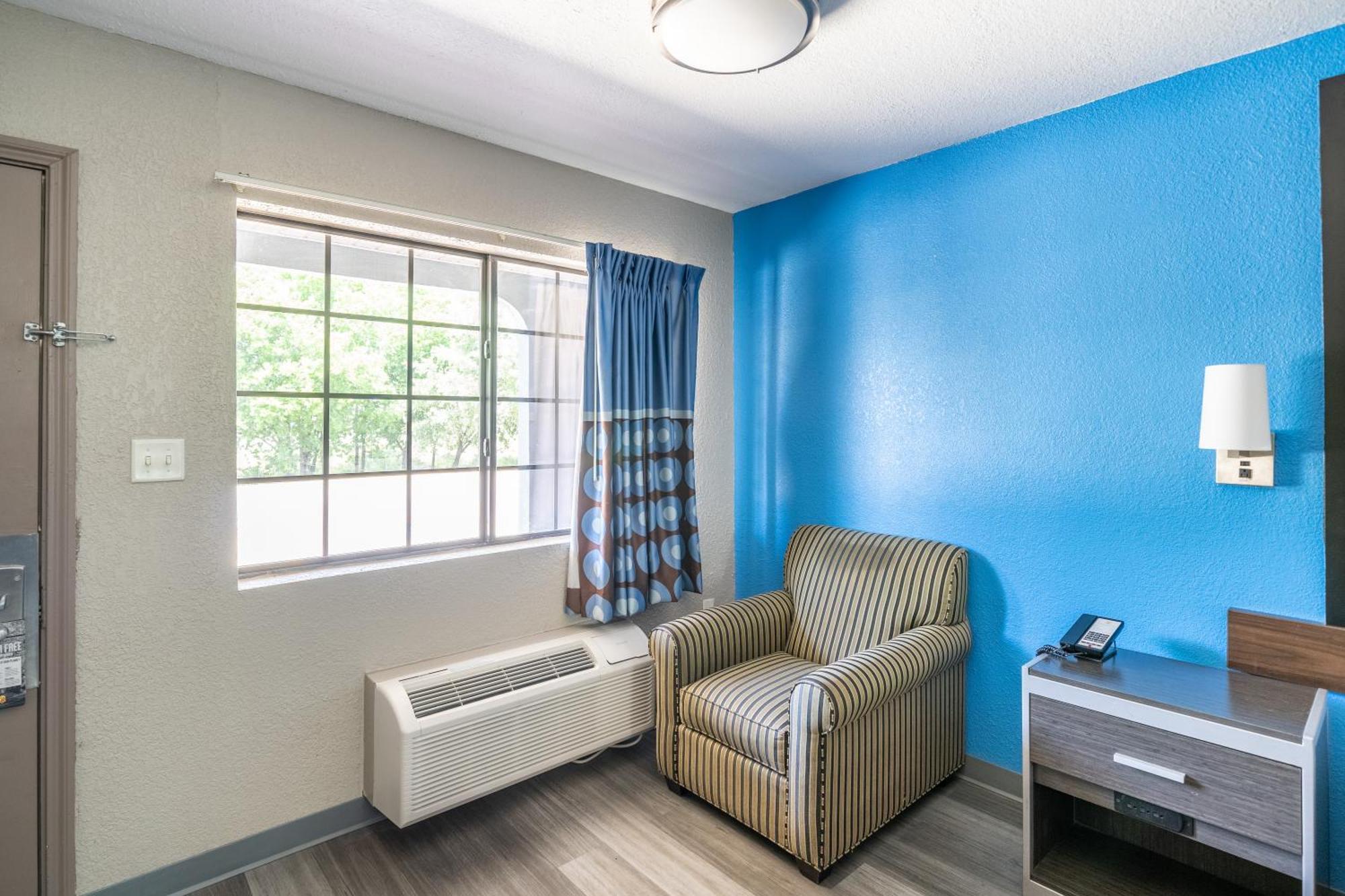 Super 8 By Wyndham San Antonio/Riverwalk Area Exterior photo