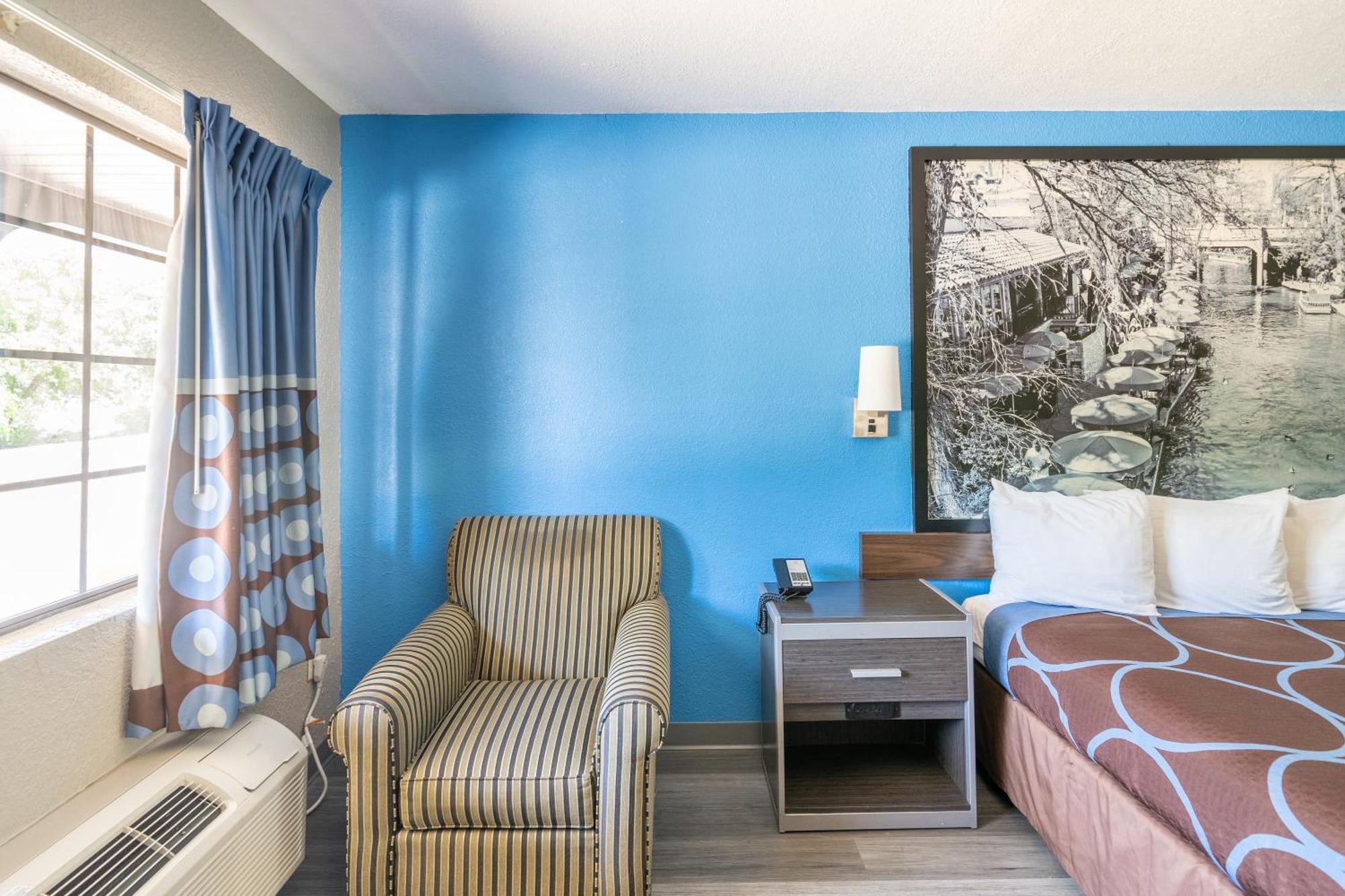 Super 8 By Wyndham San Antonio/Riverwalk Area Exterior photo