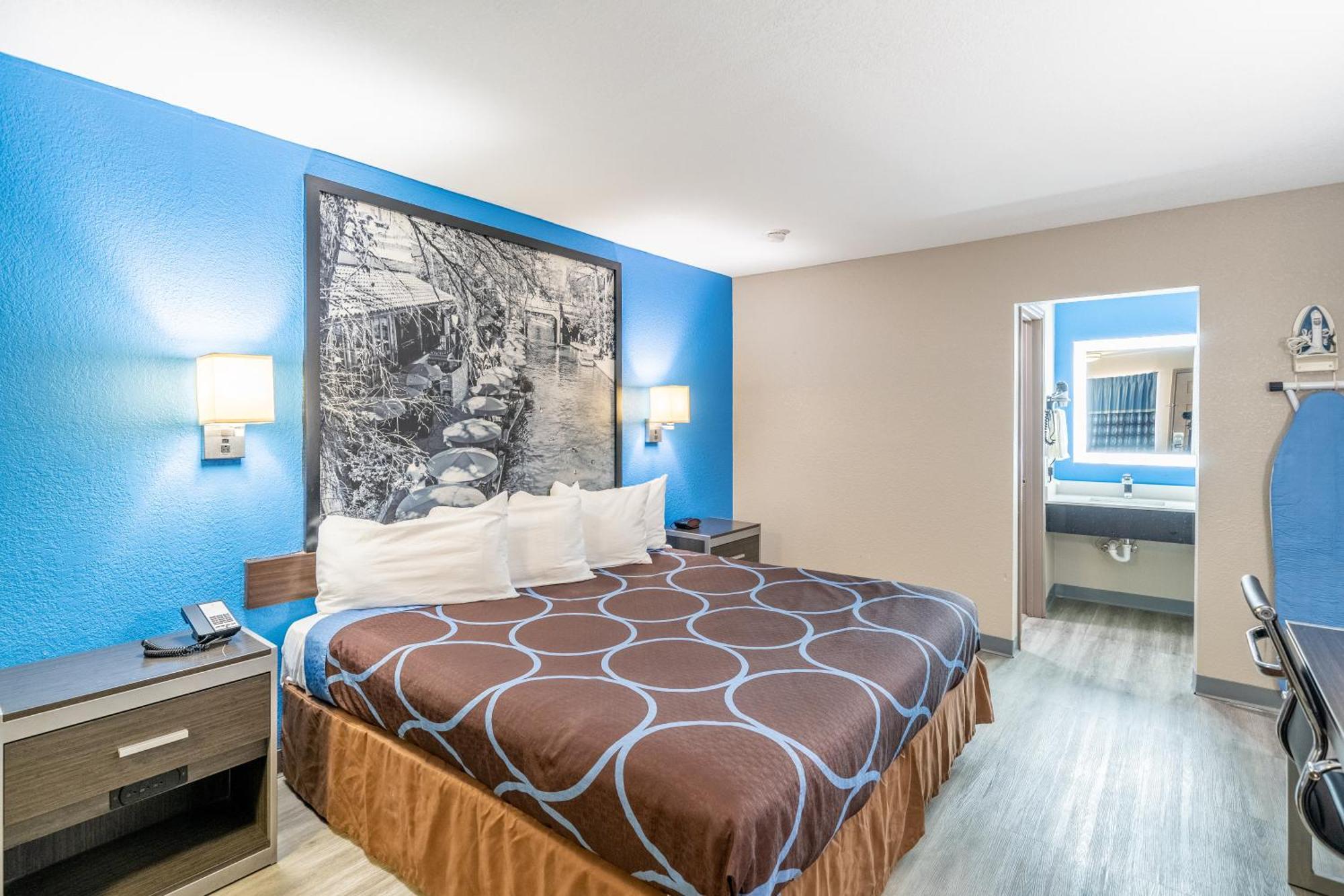 Super 8 By Wyndham San Antonio/Riverwalk Area Exterior photo