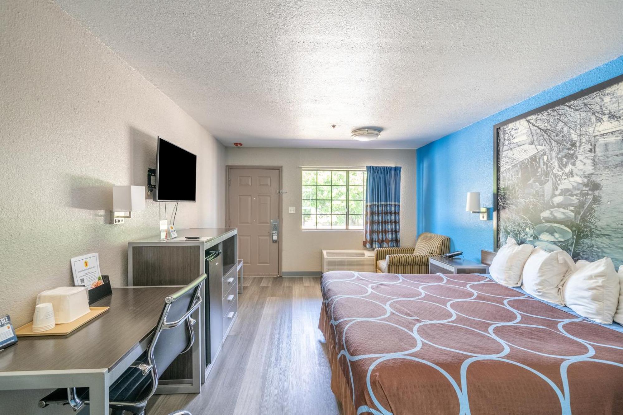 Super 8 By Wyndham San Antonio/Riverwalk Area Exterior photo
