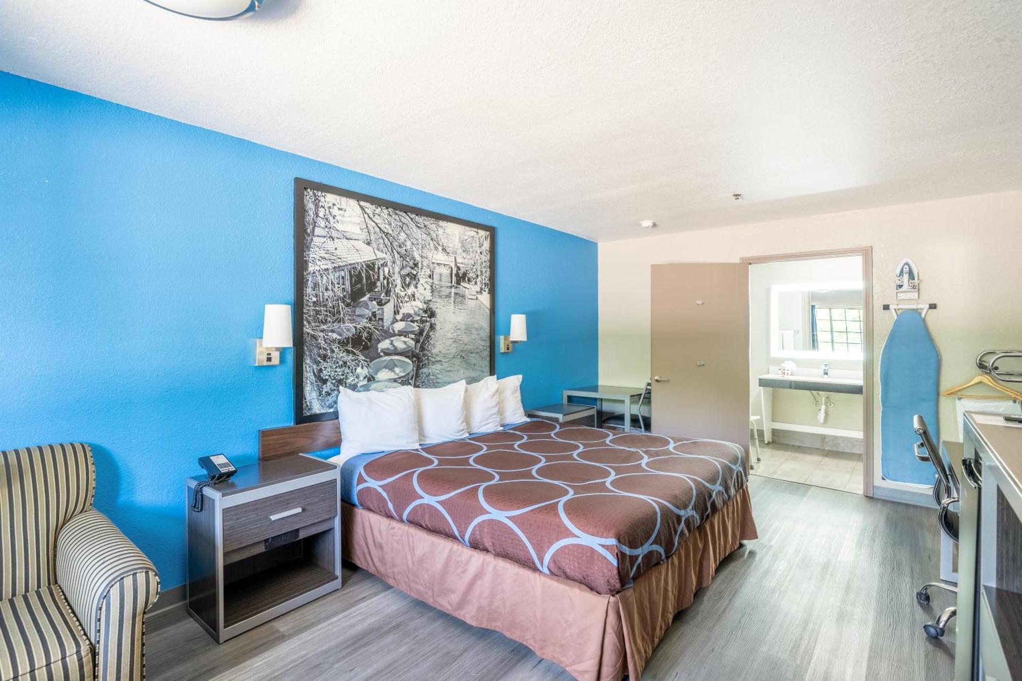 Super 8 By Wyndham San Antonio/Riverwalk Area Exterior photo