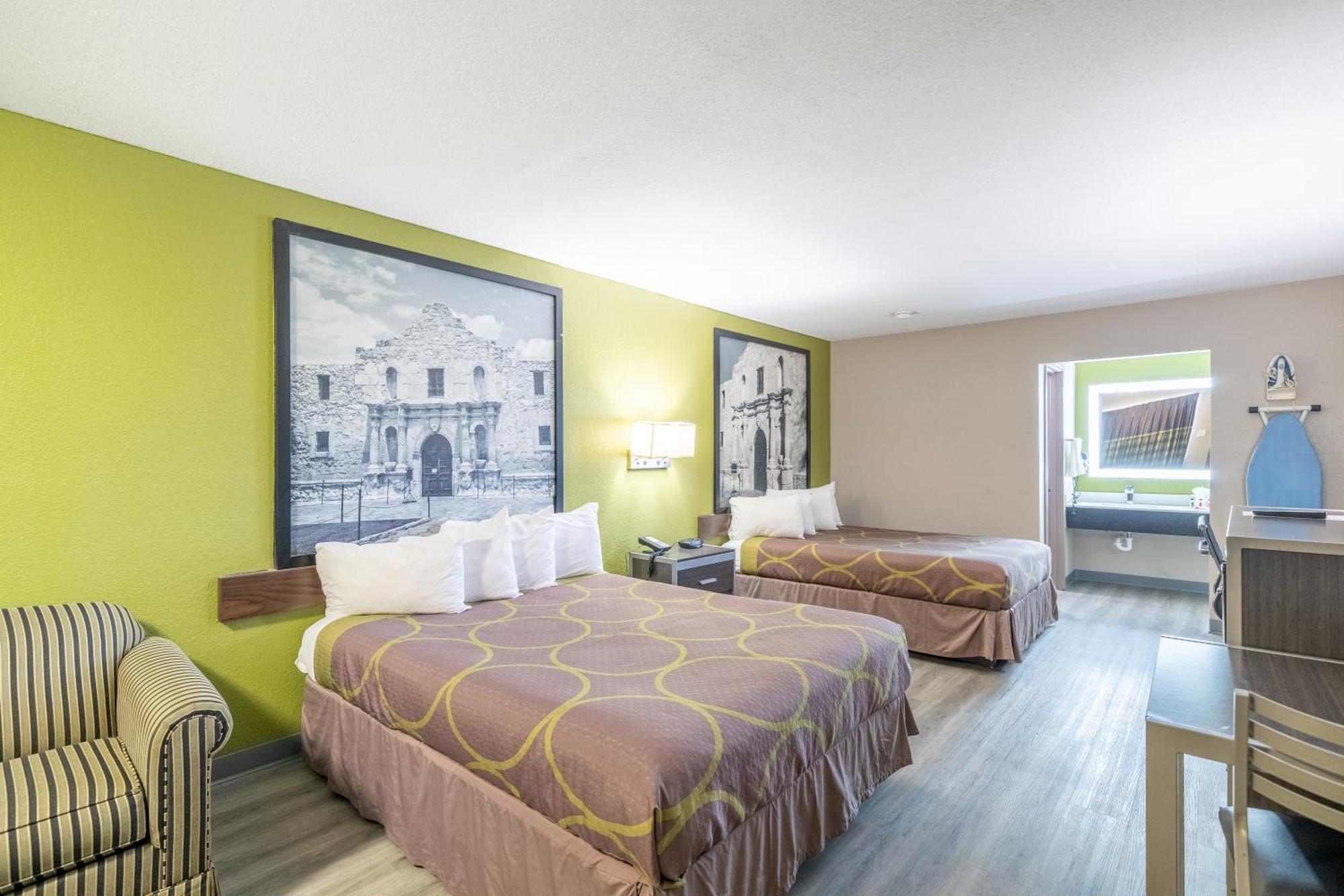 Super 8 By Wyndham San Antonio/Riverwalk Area Exterior photo