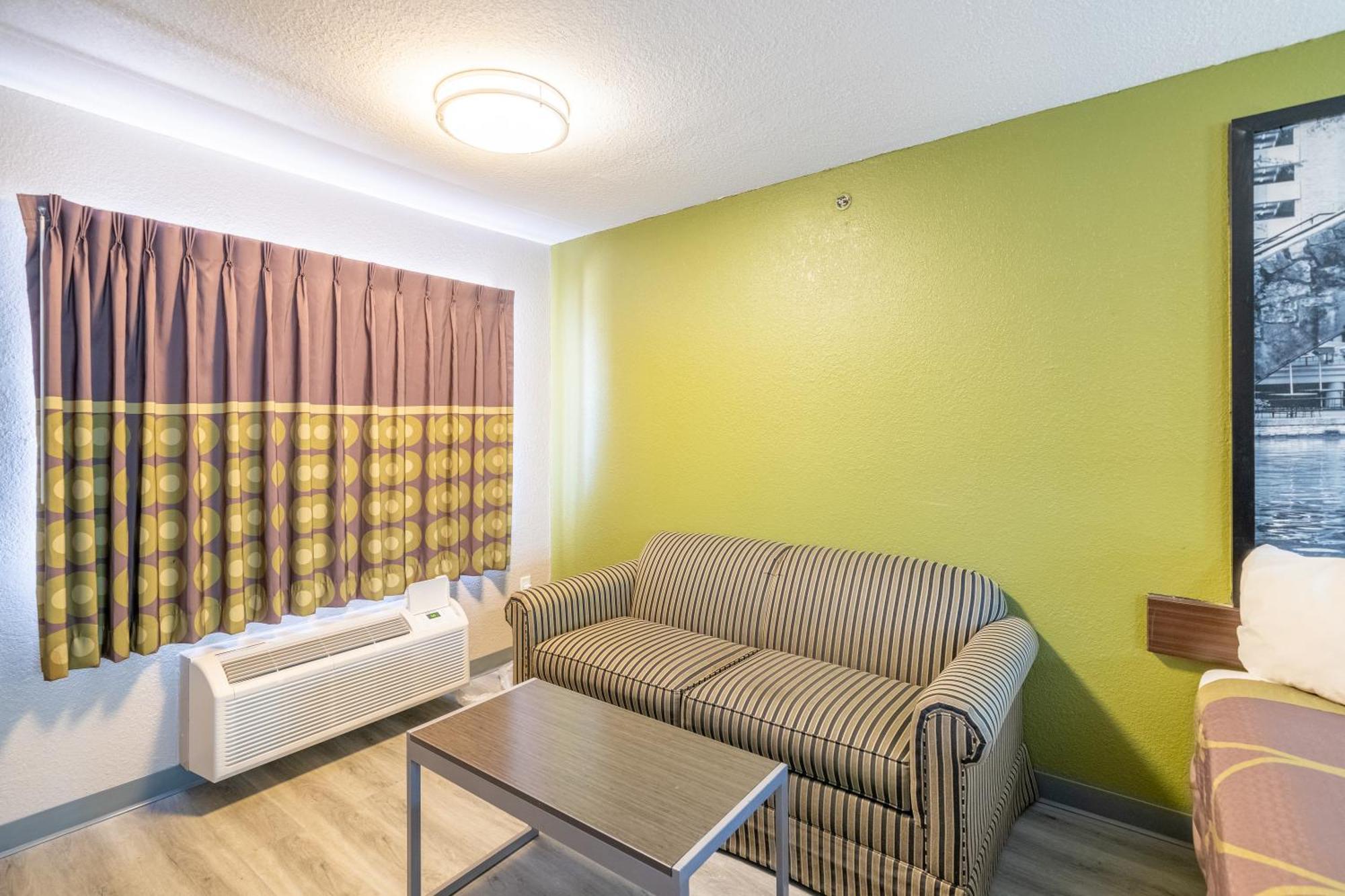 Super 8 By Wyndham San Antonio/Riverwalk Area Exterior photo