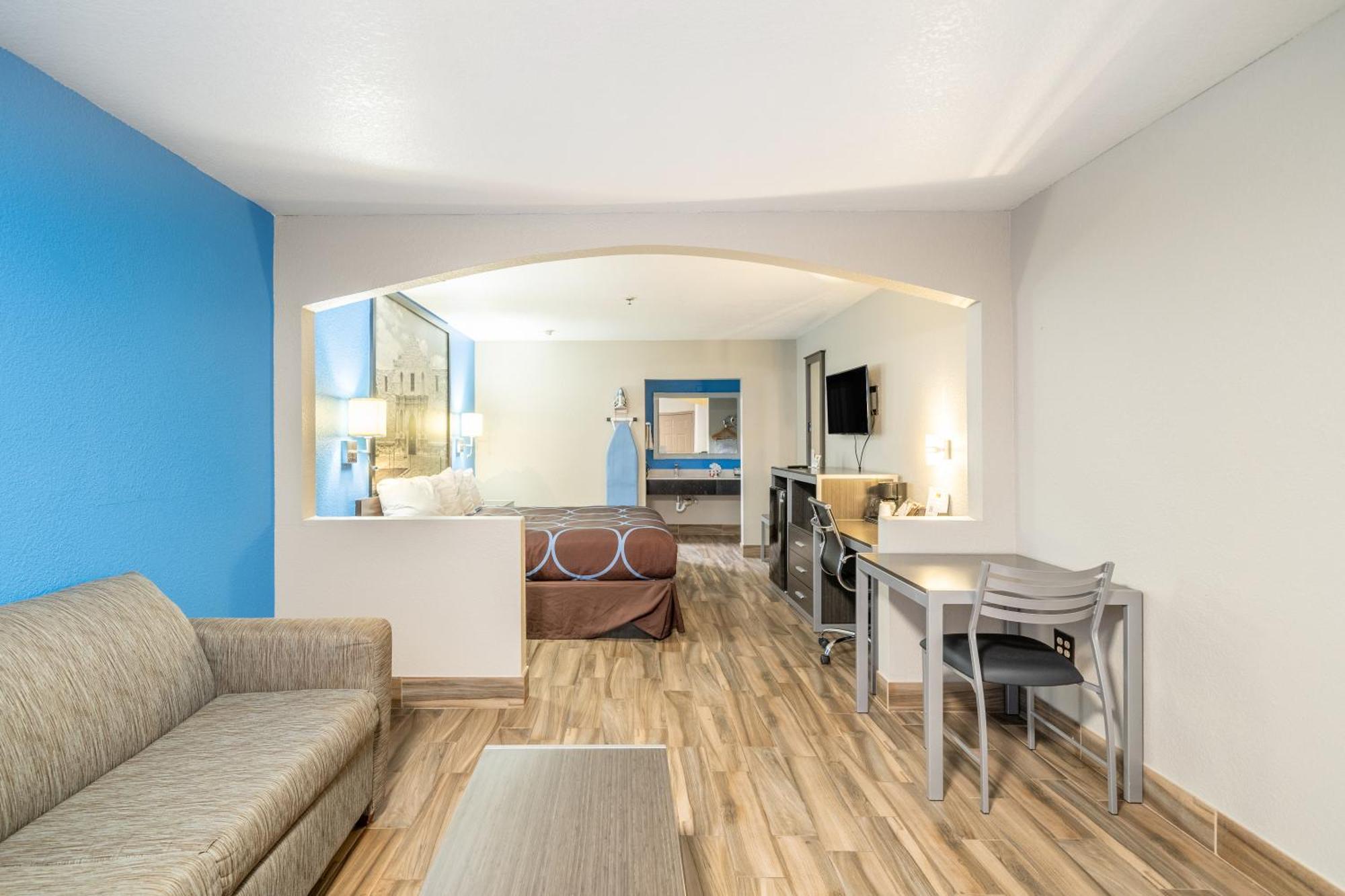 Super 8 By Wyndham San Antonio/Riverwalk Area Exterior photo